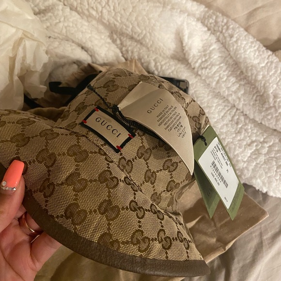 Reversible GG check bucket hat , brand new with tags ! - Picture 6 of 9